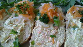 Jarní pomazánka z  tvarohu, bílé ředkve,  paprik a mrkve