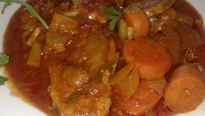 Jemné dušené vepřové  a králičí maso na zelenině podle italského receptu