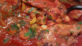 Jemné dušené vepřové  a králičí maso na zelenině podle italského receptu