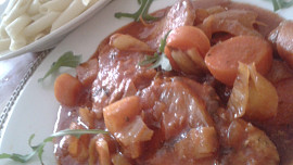 Jemné dušené vepřové  a králičí maso na zelenině podle italského receptu