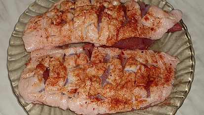 Kachní prsa s portskou omáčkou, kůži nařežeme a vetřeme koření
