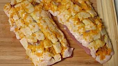 Kachní prsíčka na pomerančích, Do nařezaných prsou vetřeme nastrouhanou pomerančovou kůru