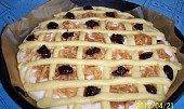 Koláč linecký s tvarohem a jablky - i pro CRISP, koláč s mřížkama připraven k pečení