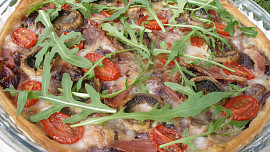 Koláč s karamelizovanou cibulí a žampiony