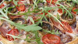 Koláč s karamelizovanou cibulí a žampiony