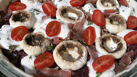 Koláč s karamelizovanou cibulí a žampiony