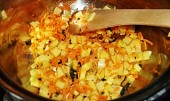 Kopřivačka-polévka pro zdraví (na oleji si osmažíme mrkev a brambory...)