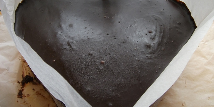 Krémový čokoládový dort s jahodami