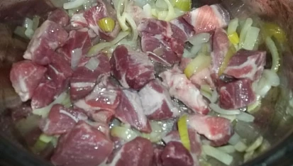 Krkovička s  fazolkami a fazolemi na smetaně, zalijeme vývarem...