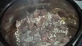 Krkovička s  fazolkami a fazolemi na smetaně, přidáme fazole...