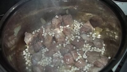 Krkovička s  fazolkami a fazolemi na smetaně, přidáme fazole...