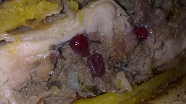 Krůtí prsíčka s brusinkovou náplní, piniovými jadérky a šalvějí  v křupavém zlatavém těstíčku