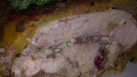 Krůtí prsíčka s brusinkovou náplní, piniovými jadérky a šalvějí  v křupavém zlatavém těstíčku