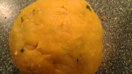 Krůtí prsíčka s brusinkovou náplní, piniovými jadérky a šalvějí  v křupavém zlatavém těstíčku