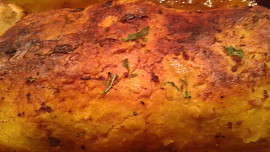 Krůtí prsíčka s brusinkovou náplní, piniovými jadérky a šalvějí  v křupavém zlatavém těstíčku