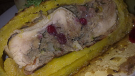 Krůtí prsíčka s brusinkovou náplní, piniovými jadérky a šalvějí  v křupavém zlatavém těstíčku