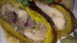 Krůtí prsíčka s brusinkovou náplní, piniovými jadérky a šalvějí  v křupavém zlatavém těstíčku