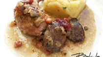 Kuřecí čtvrtky s játry a brusinkami