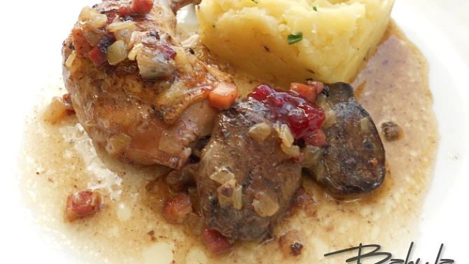 Kuřecí čtvrtky s játry a brusinkami
