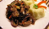 Kuřecí játra s Harissou, zeleninou a červenou cibulí