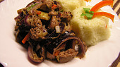 Kuřecí játra s Harissou, zeleninou a červenou cibulí