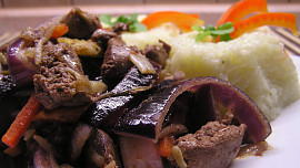 Kuřecí játra s Harissou, zeleninou a červenou cibulí