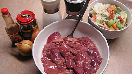 Kuřecí játra s Harissou, zeleninou a červenou cibulí