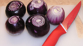 Kuřecí játra s Harissou, zeleninou a červenou cibulí