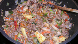 Kuřecí játra s Harissou, zeleninou a červenou cibulí