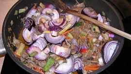 Kuřecí játra s Harissou, zeleninou a červenou cibulí