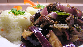 Kuřecí játra s Harissou, zeleninou a červenou cibulí