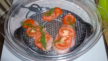Kuřecí prsa s koprem v parním hrnci, kuřecí plátky