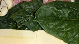 Kuřecí řízky s mangoldem, sýrem a česnekem