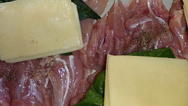 Kuřecí řízky s mangoldem, sýrem a česnekem