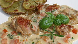 Kuřecí s bylinkovou omáčkou a rajčaty