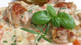 Kuřecí s bylinkovou omáčkou a rajčaty