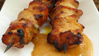 Kuřecí satay s burákovou omáčkou