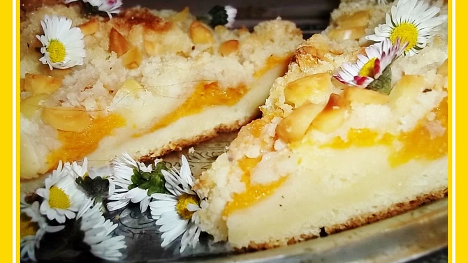 Litý a kynutý ovocný koláč s mandlovou drobenkou, Litý a kynutý ovocný koláč