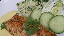 Losos se salátem z těstovinové rýže a holandskou omáčkou