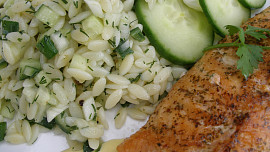 Losos se salátem z těstovinové rýže a holandskou omáčkou