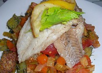 Mořská ryba na zelenině s neobvyklou přílohou