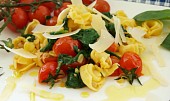 Pikantní sýrové tortellini s třešňovými rajčátky a listovým špenátem