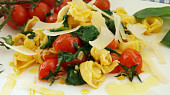 Pikantní sýrové tortellini s třešňovými rajčátky a listovým špenátem