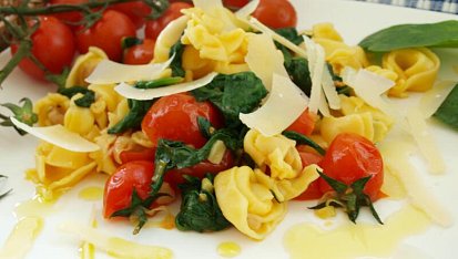 Pikantní sýrové tortellini s třešňovými rajčátky a listovým špenátem