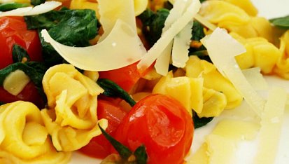 Pikantní sýrové tortellini s třešňovými rajčátky a listovým špenátem