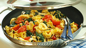 Pikantní sýrové tortellini s třešňovými rajčátky a listovým špenátem