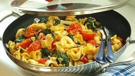 Pikantní sýrové tortellini s třešňovými rajčátky a listovým špenátem