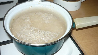 Pohanka s brokolicí a kuřecím masem, pohanku jsem zalila horkou vodou