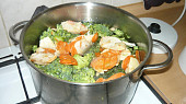 Pohanka s brokolicí a kuřecím masem, vařím brokolici a zeleninu