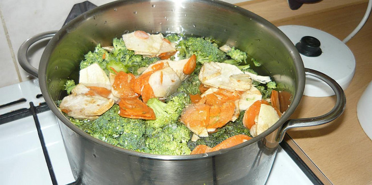 vařím brokolici a zeleninu